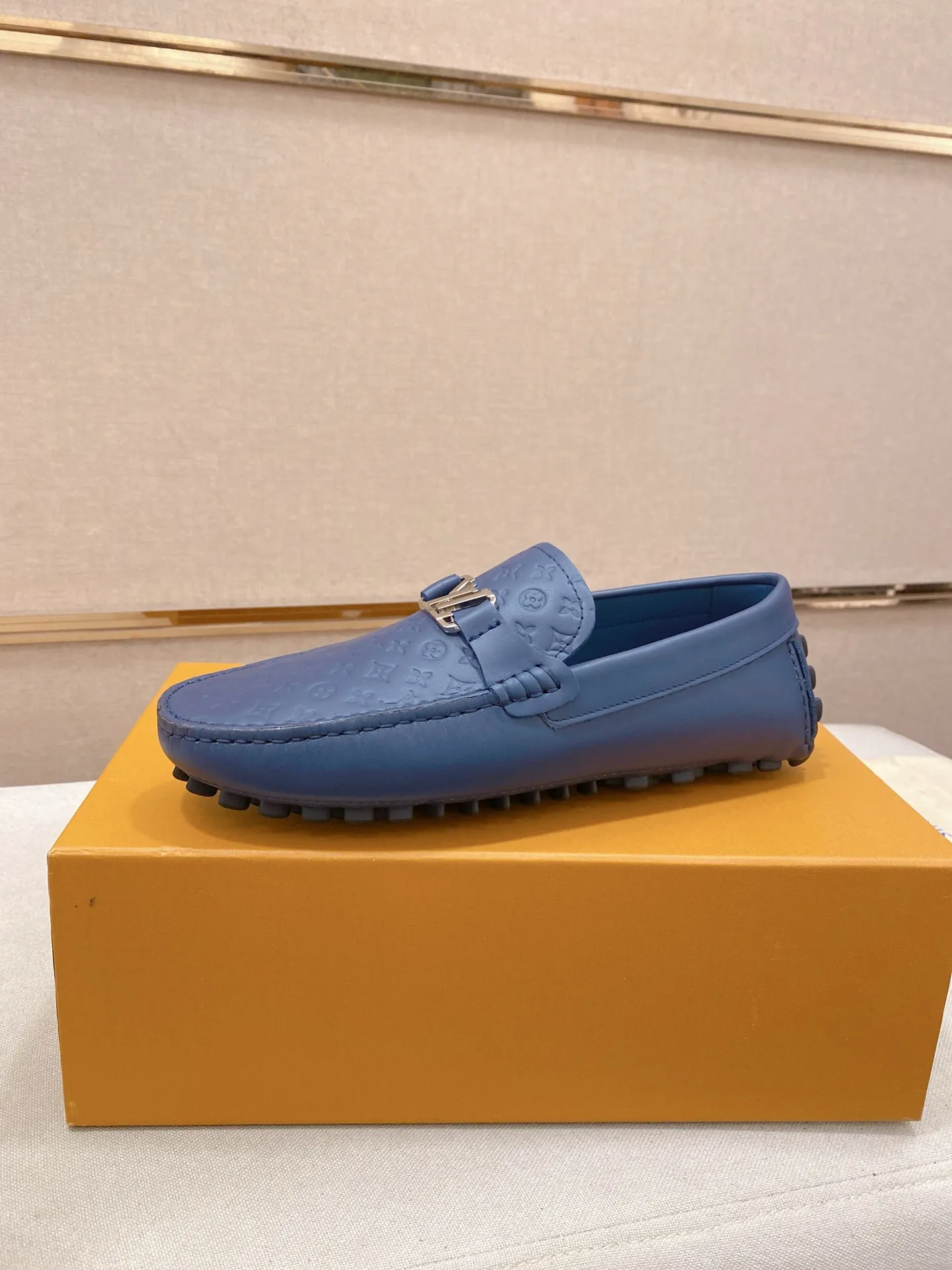 Factory price: 500💰High-end quality! LV 🆕🆕Exclusive hot-selling products in stock🔥🔥New products on the shelves, high-quality Ferragamo men's pea shoes, high-end casual driving shoes, with complete packaging! 💪 💪 Material: imported first-layer cowhide 🐂 + imported high-quality buffalo leather lining + wear-resistant outsole 👍🏻👍🏻 Features: high-end and comfortable, purely handmade 🚀 🚀 Create the perfect shoes that suit you best 🔥 🔥 Size: (38-44) 45 standard size can be customized!